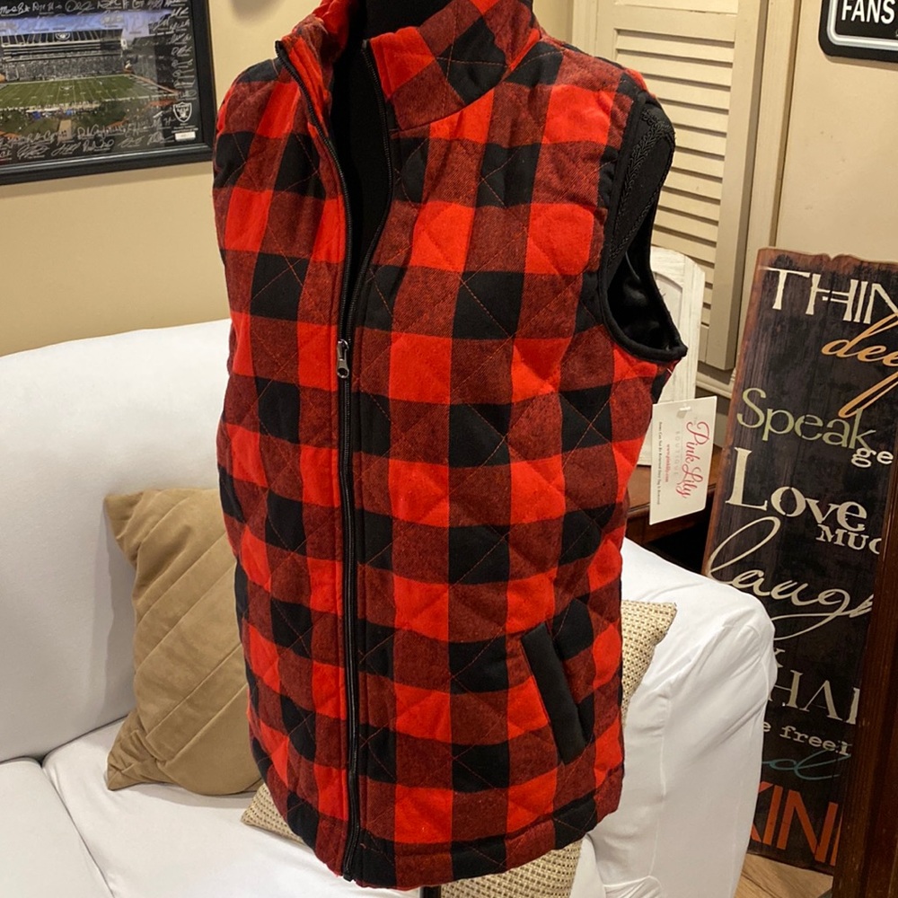 Women’s pink, lily red and black quilted vest NWT  fully lined size XL